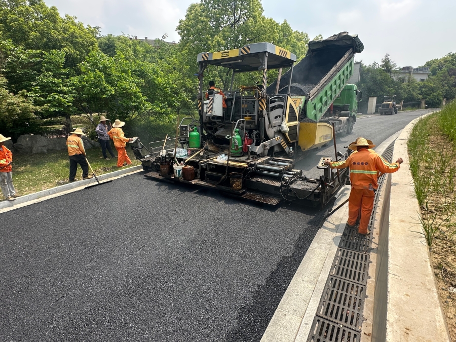 土建3标正在进行防汛公路及堤顶道路沥青砼路面浇筑1.jpg